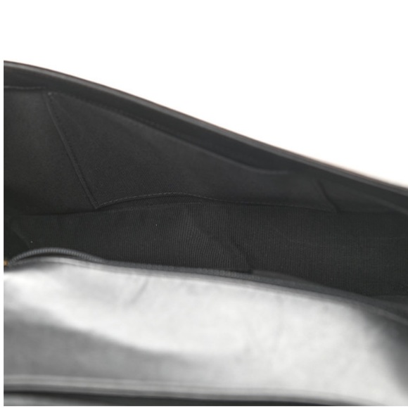 CHANEL
Iridescent Glazed Calfskin Quilted Medium Boy Flap Black - Picture 5 of 5